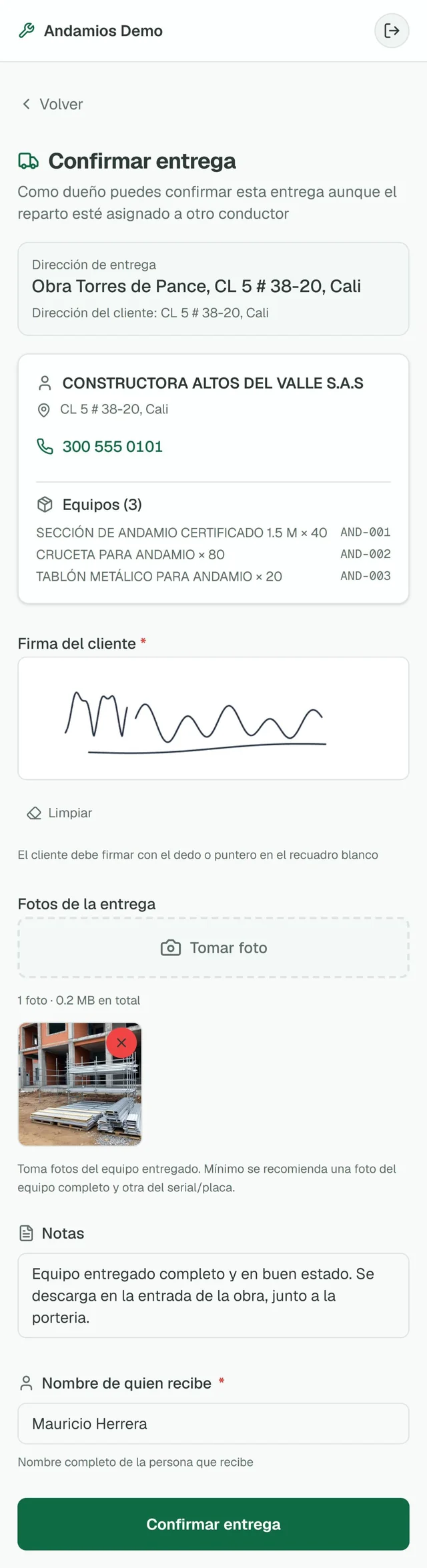 Pantalla de entrega con la firma del cliente, la foto del equipo y el nombre de quien recibe