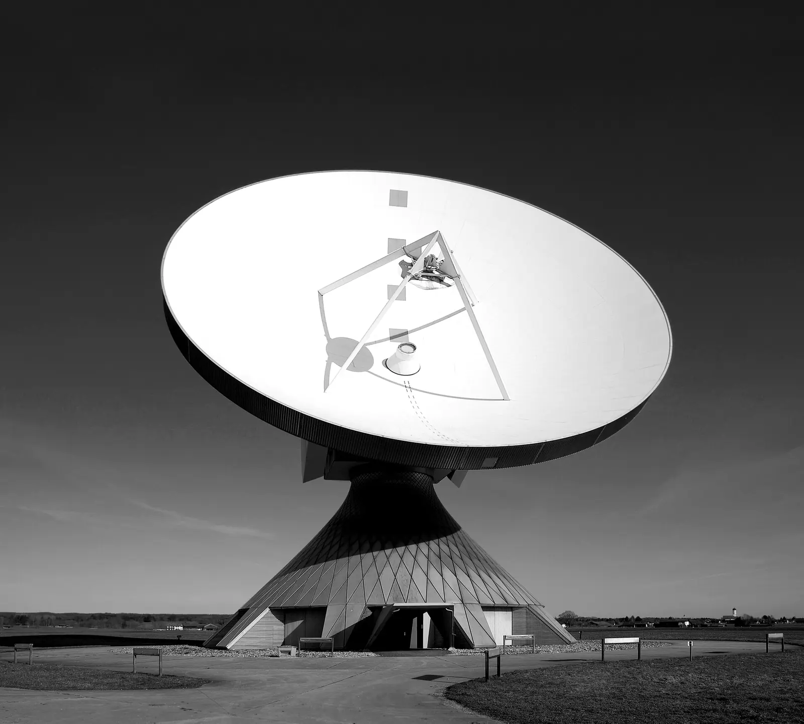 Gran antena parabólica de comunicación satelital apuntando al cielo