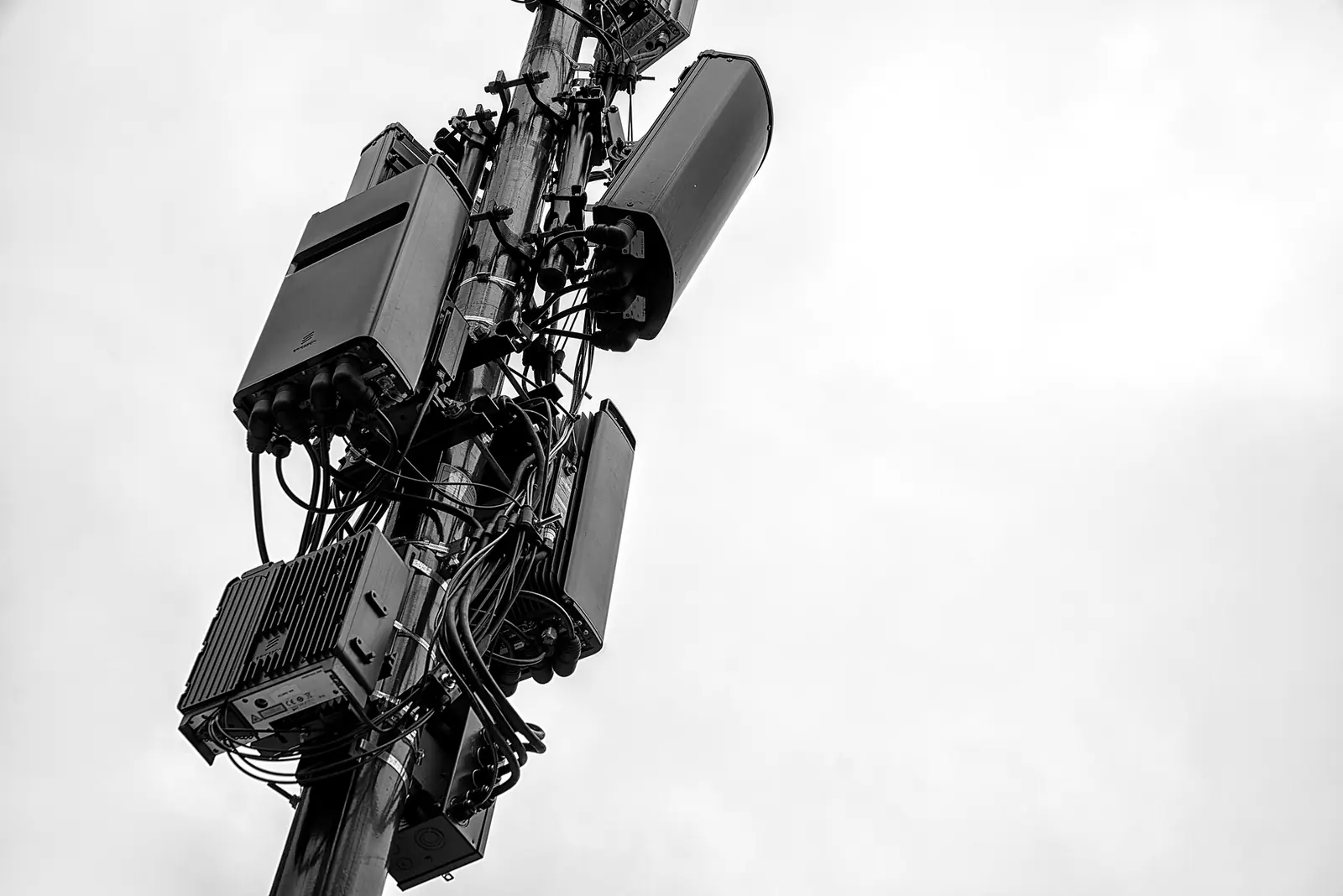 Antenas de telefonía celular montadas en un poste